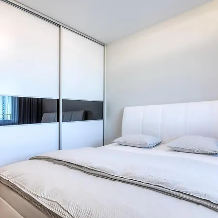 Top City View From 23rd Floor - Parking Included * ブラチスラヴァ